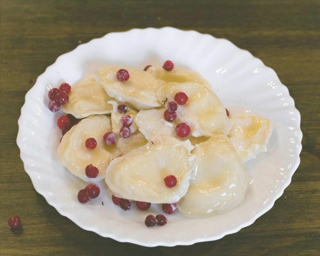 Küche mit frischen Zutaten und Kochutensilien